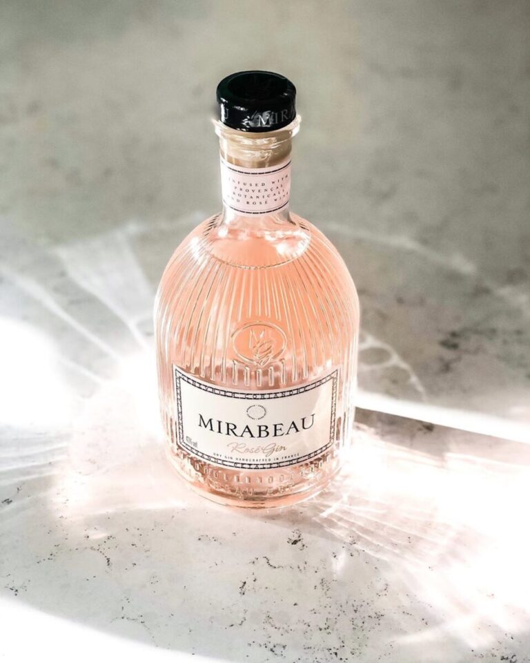 Billede af en flaske Mirabeau gin på et bord